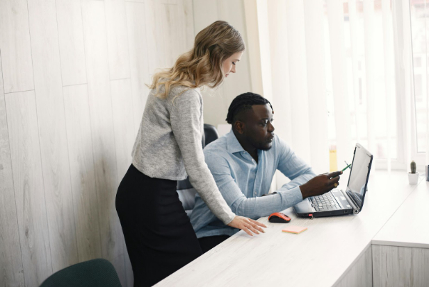 email testing , throwaway emails, image two coworkers looking at a computer together.
